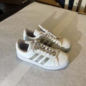 Adidas women’s size 8.5